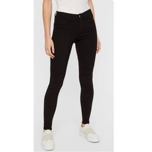 🎉3 for $20 NWT Pieces Mid Rise Black Jeans M